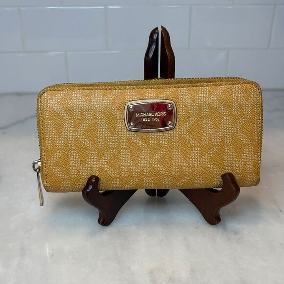 Michael Wallet Kors Yellow Signature Logo Saffiano Leather Full Zip Continental - Picture 1 of 16